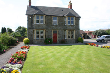 Highdale B&B in front of a lawn
